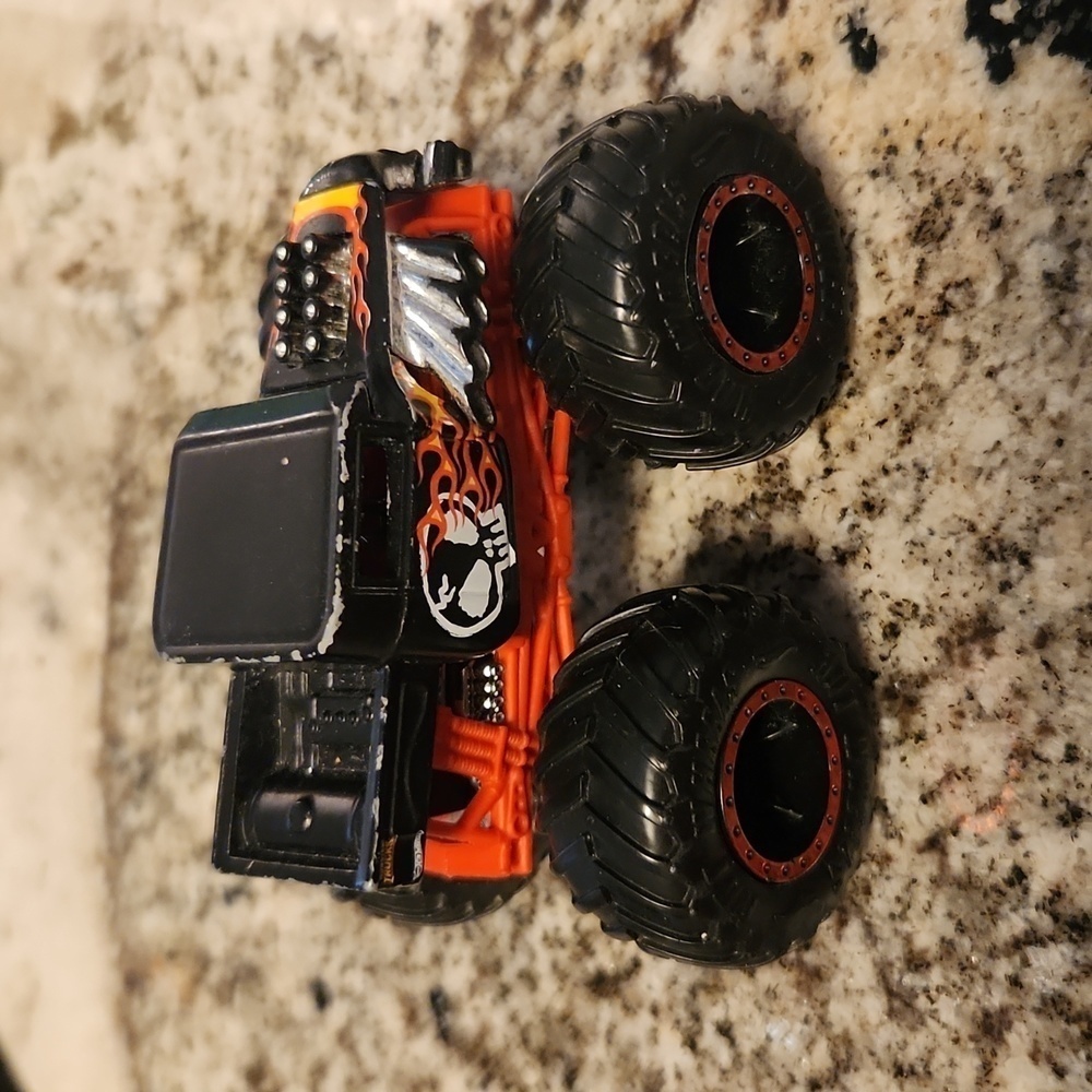 Hot Wheels Monster Jam Truck BONE SHAKER Scale 1:64 Skull